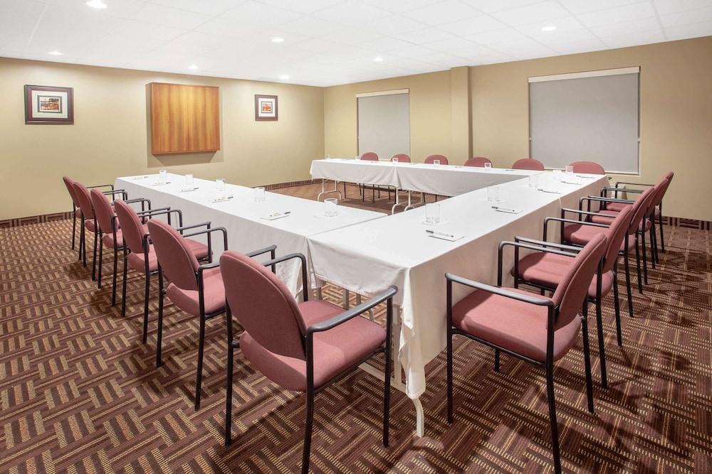Hotel Super 8 By Wyndham Midland Extérieur photo