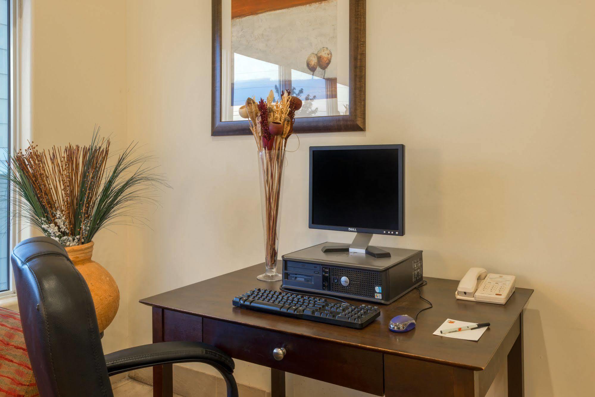 Hotel Super 8 By Wyndham Midland Extérieur photo
