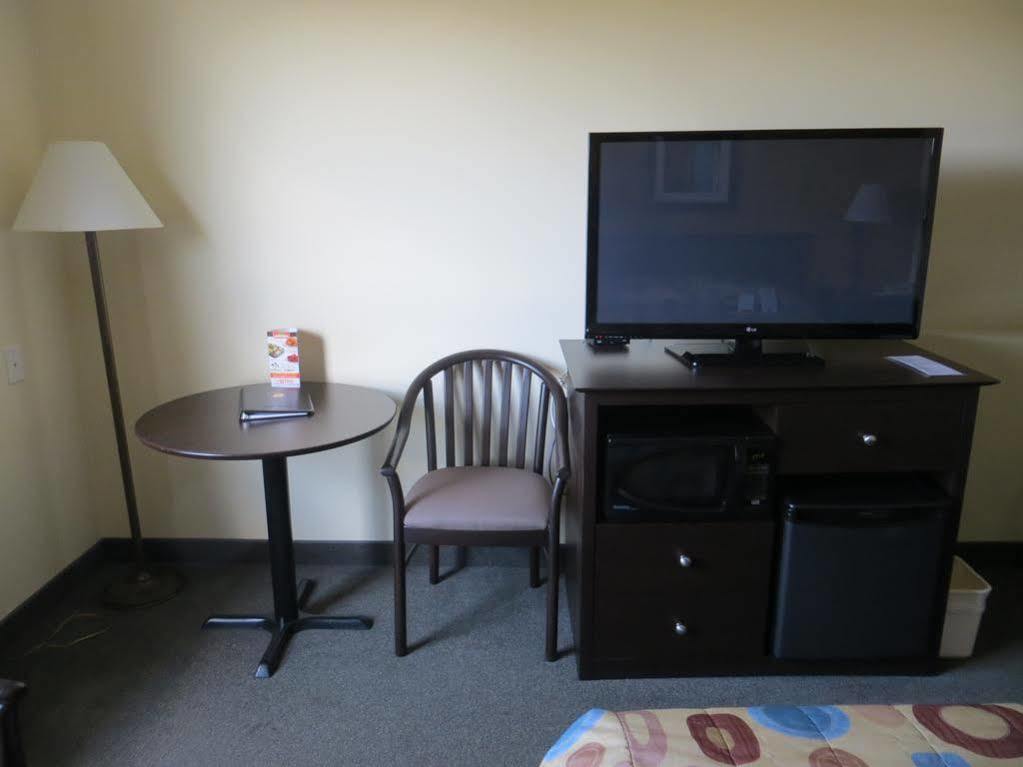 Hotel Super 8 By Wyndham Midland Extérieur photo